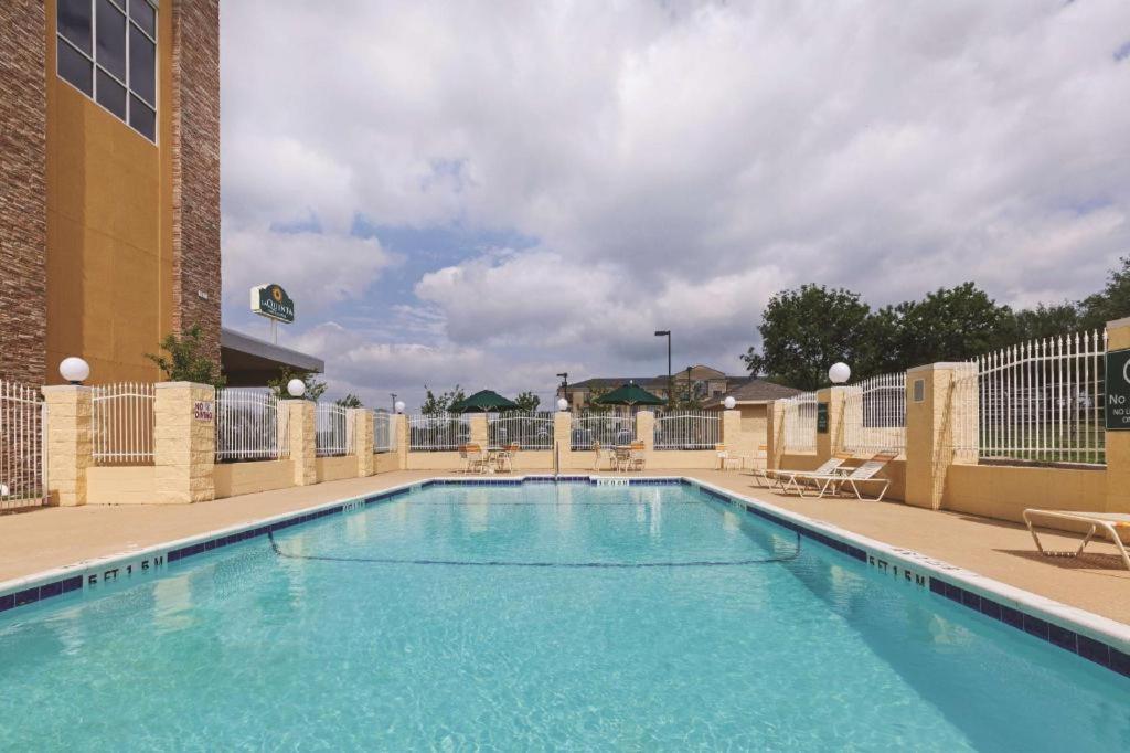 La Quinta By Wyndham Beeville Exterior foto